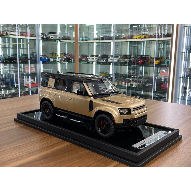 1/18 Resin MotorHelix Land Rover Defender 110 Gold Limited 50 pcs