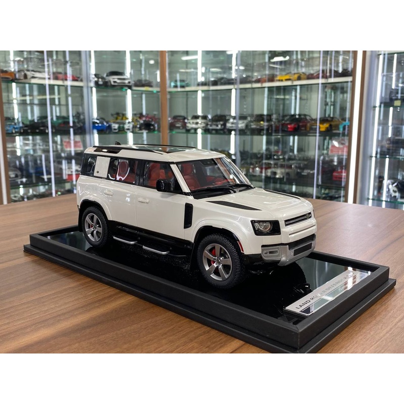 1/18 Resin MotorHelix Land Rover Defender 110 Pearl White Limited 50 pcs