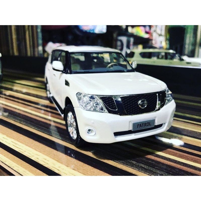 1/24 Diecast Nissan Patrol 2018  Y62  Dealer Edition Model Car