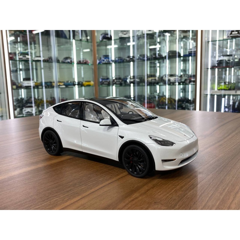 Tesla Model Y [ 1/18 White, Diecast ]