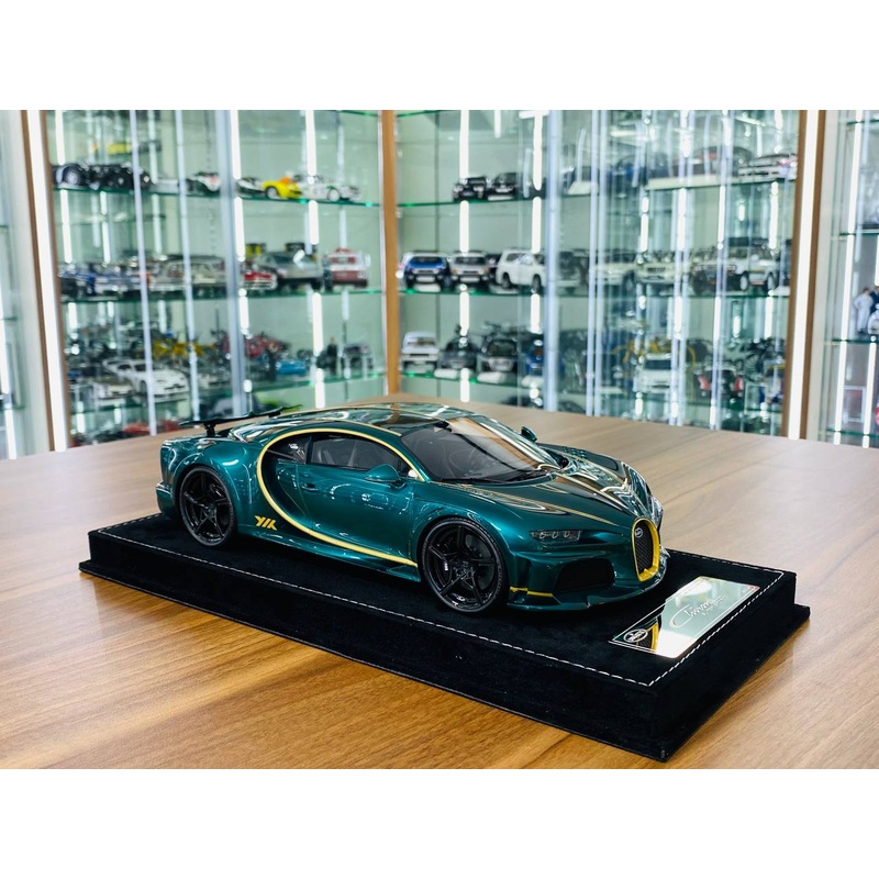 1/18 Resin H&H Bugatti Chiron Super Sport 300+ in Artemis/Gold - Limited Edition