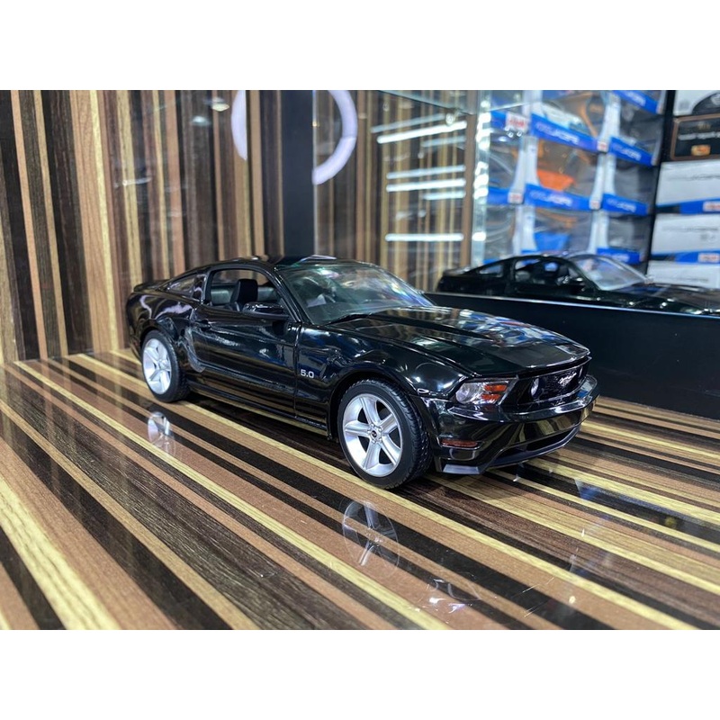 1/18 Diecast Ford Mustang GT 2011 Black Miniature Car by Green Light