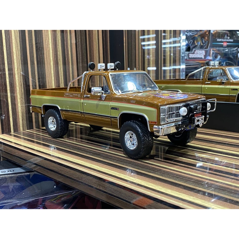 1/18 Diecast GMC K-2500 Sierra Grande Beige & Brown Model Car