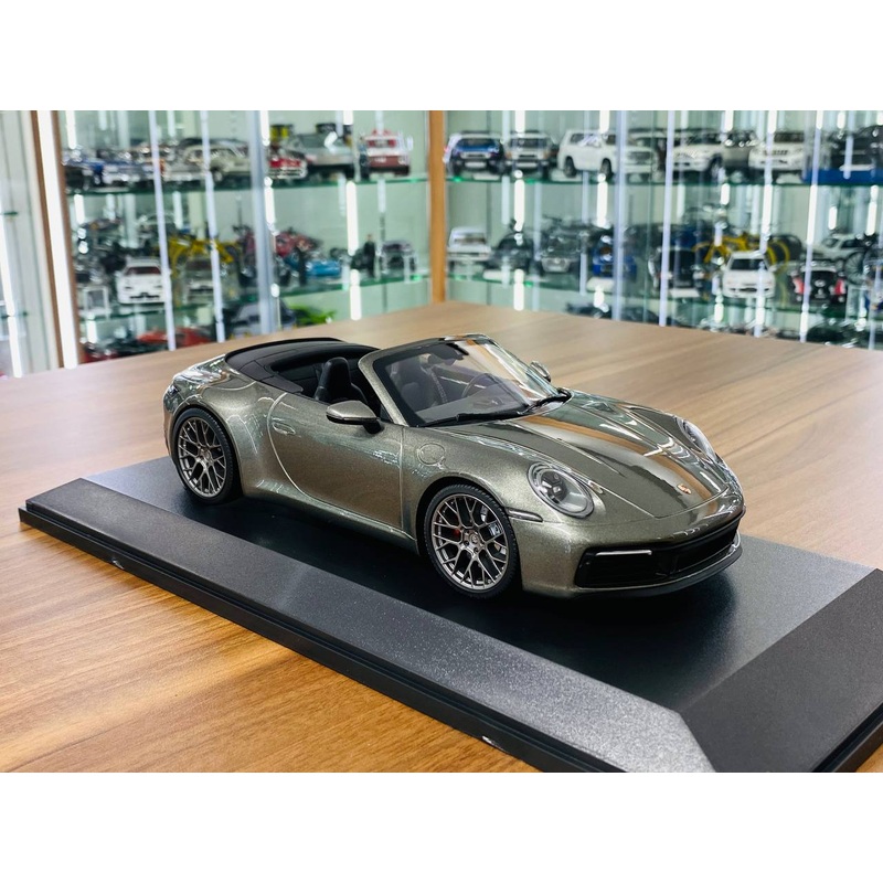 1/18 Diecast Model - Minichamps Porsche 911 Carrera 4S Cabriolet (2019) in Green Metallic, Limited Edition