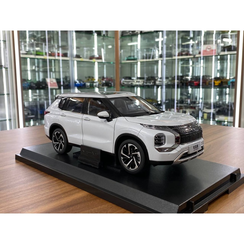 1/18 Diecast Mitsubishi Outlander GAC white model car