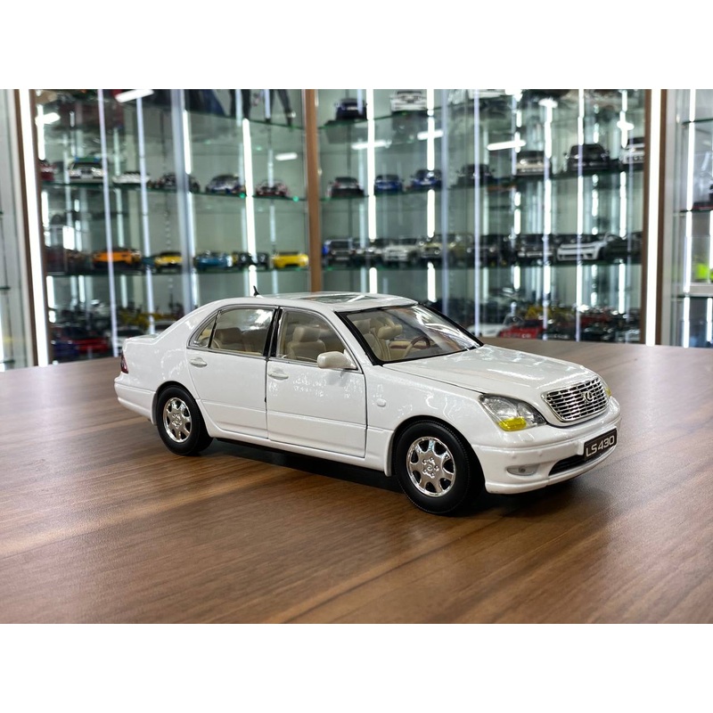 1/18 Diecast MotorMax Lexus LS 430 white