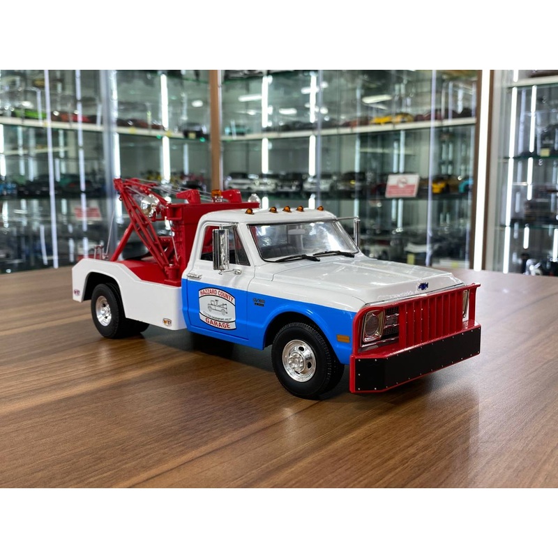 1/18 Diecast Chevrolet C-30 White and Red Model Car by Green Light