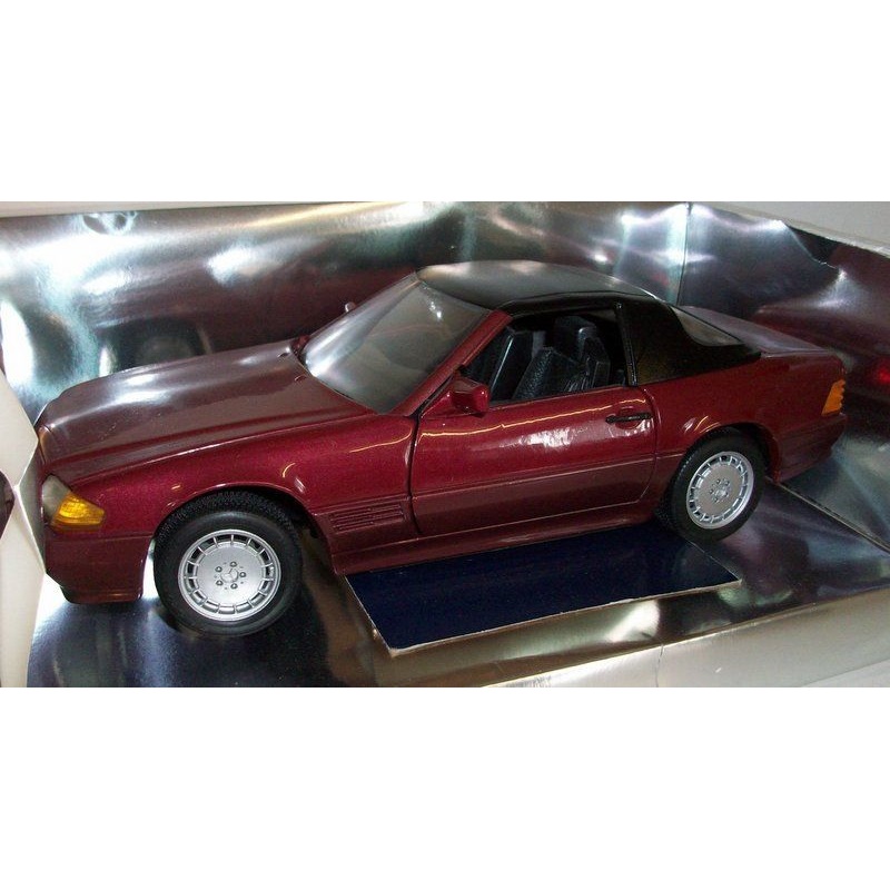 Revell 1/18 Scale - 8801 Mercedes Benz 500 SL-32 Convertible two tone red