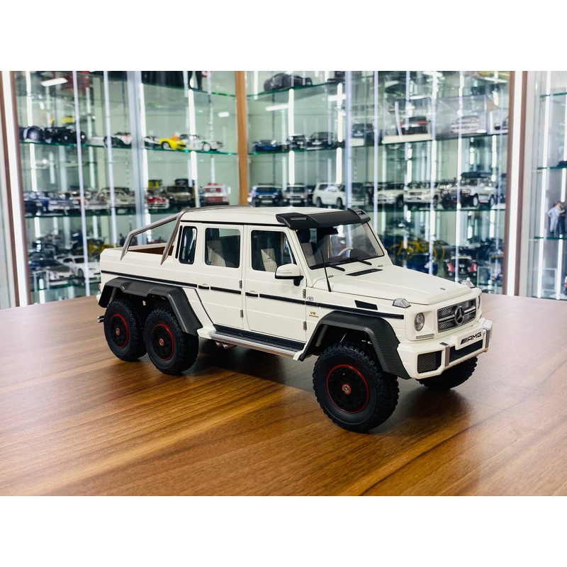 1/18 Diecast AutoArt Mercedes Benz G 63 AMG 6x6 in White (Full Opening)