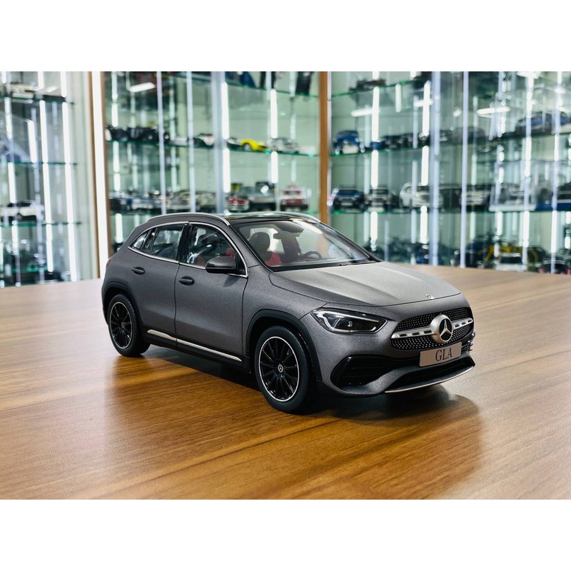 1/18 Dealer Edition Mercedes Benz GLA in dark grey