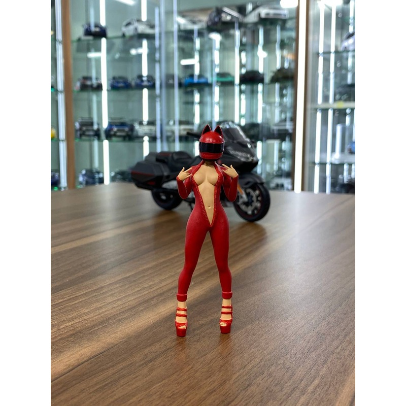 Bike Show Off Girl - 1/18 Scale Collectible Figure