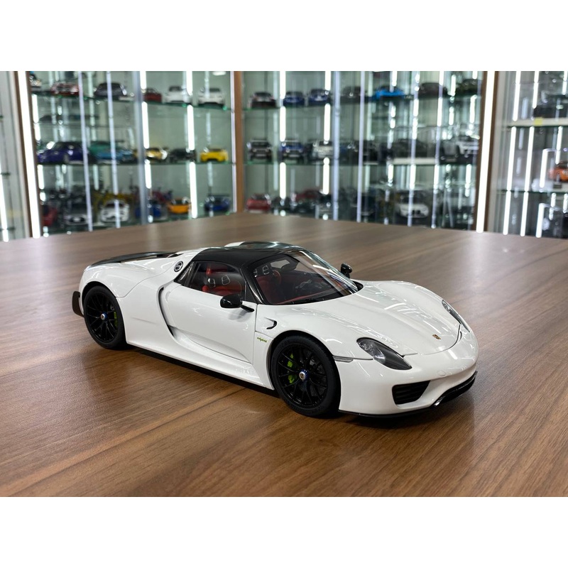1/18 diecast AutoArt Porsche 918 Spyder Weissach Package White/ Black interior