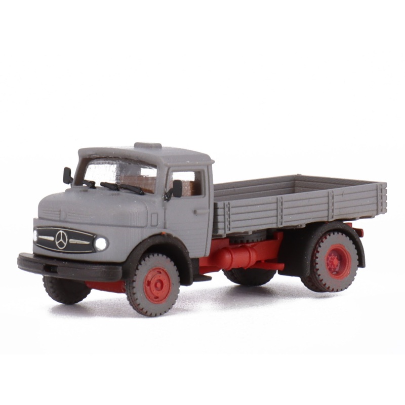 Finished model Finescale Mercedes-Benz short hood 3600mm platform