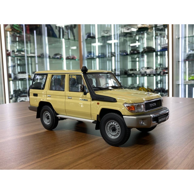 1/18 Diecast - Almost Real Toyota Land Cruiser 76 LC76 (2017) in Beige