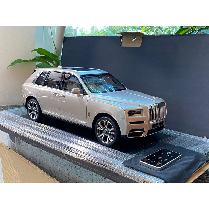 Exclusive 1/8 AMALGAM Scale - Rolls-Royce Cullinan with Full Opening and Working Lights (Remote Included)