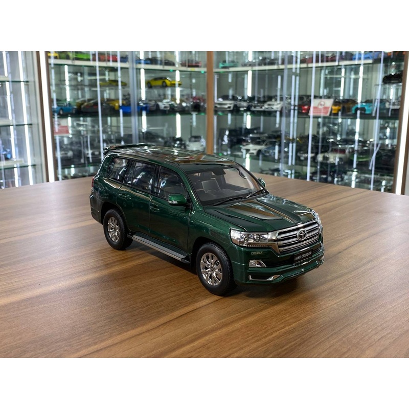 1/18 Diecast Metal Toyota Land Cruiser 200  Kengfai Model Green / Black Interior