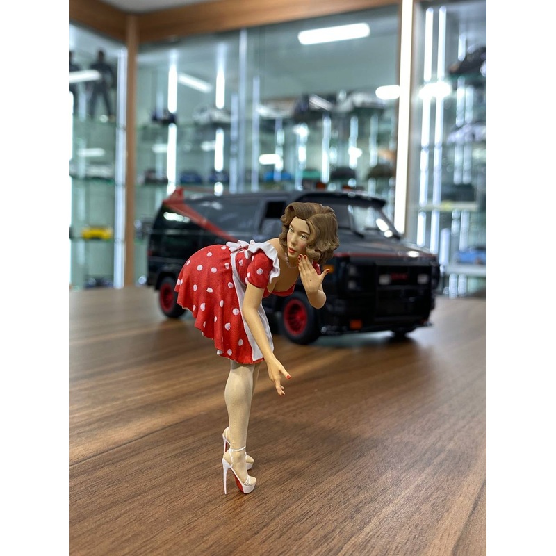 1/18 Scale Figure Set - Lady With Red Dress Figures