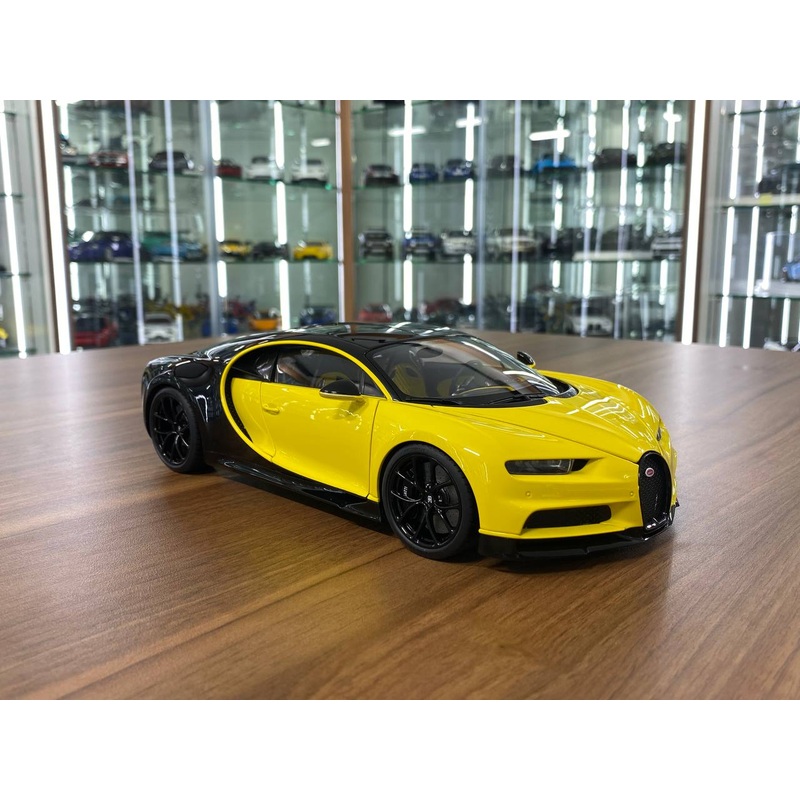 1/18 Diecast Metal  AUTOart Bugatti Chiron  Jaune Molsheim Yellow / Nocturne Black