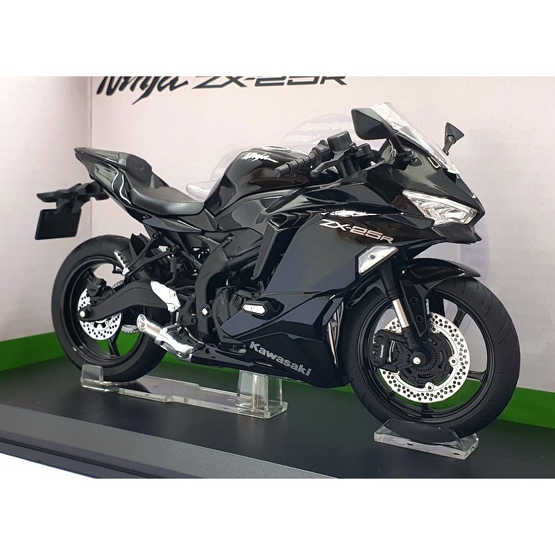 Aoshima 1/12 Scale 109717-3700 - Kawasaki Ninja ZX-25R Motorcycle - Black