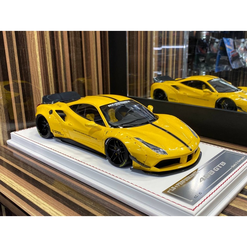 Davis & Giovanni Ferrari 488 GTB LBWK - 1/18 Resin Model, Not Opening - Giallo Tristrato