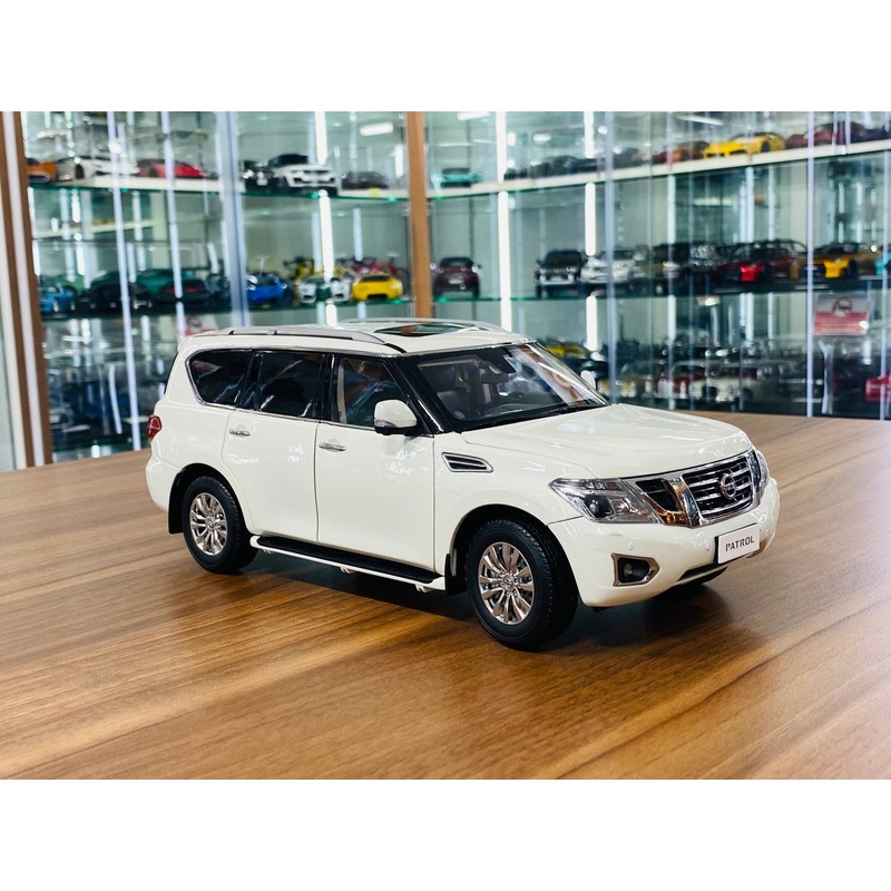 1/18 Diecast Nissan Patrol Y62 Paudi White Model Car