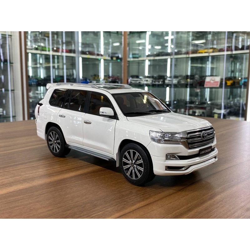 Kengfai Model Toyota Land Cruiser 200 - 1/18 Diecast, White/Brown Interior