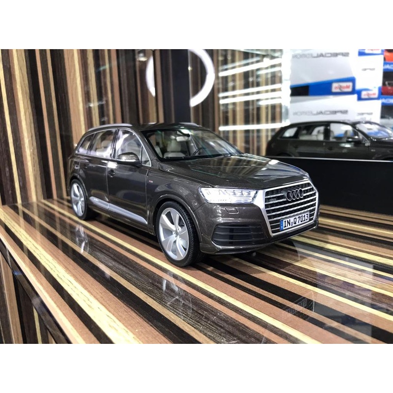 1/18 Audi Q7 Minichamps Brown model car