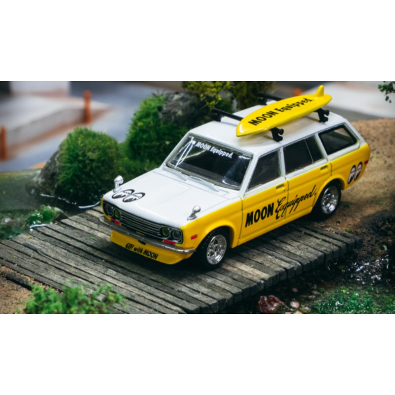 Tarmac Works 1/64 Datsun Bluebird 510 Wagon MOON Equipped Surf board with roof rack included