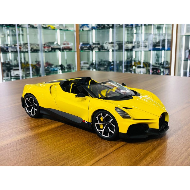 1/18 Diecast Bburago Bugatti Mistral yellow