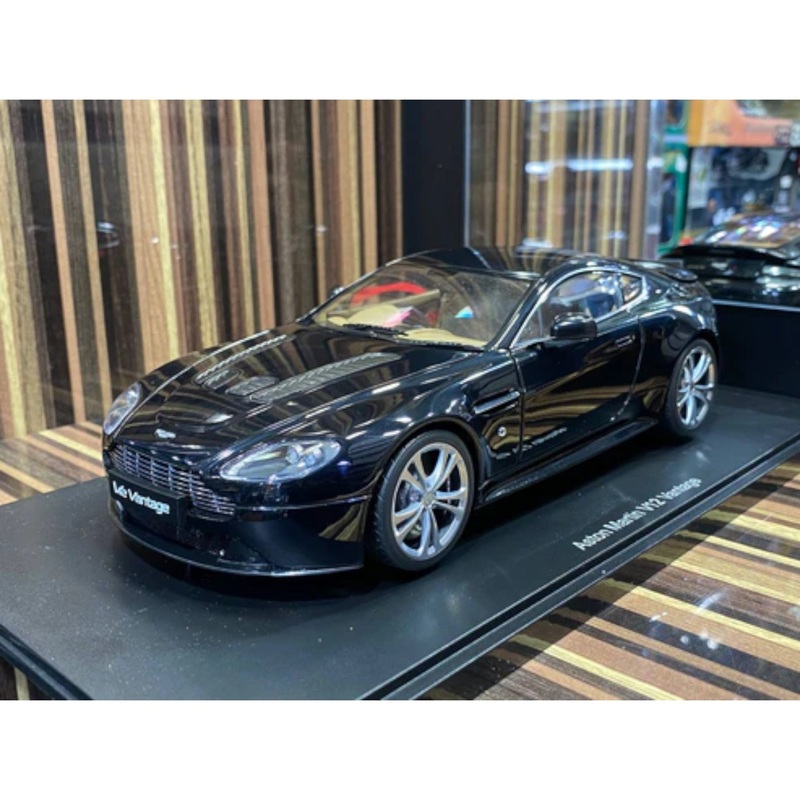 Autoart Aston Martin Vantage V12 - Black (2010, 1/18 Scale)