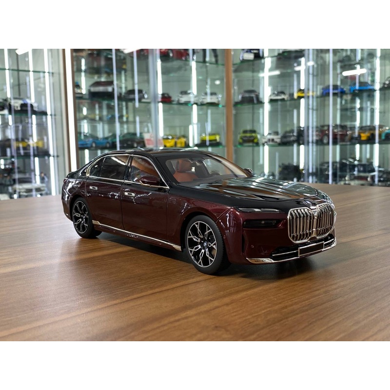 1/18 BMW i7 2022 Diecast by Minichamps | Full Opening | Dealer Edition