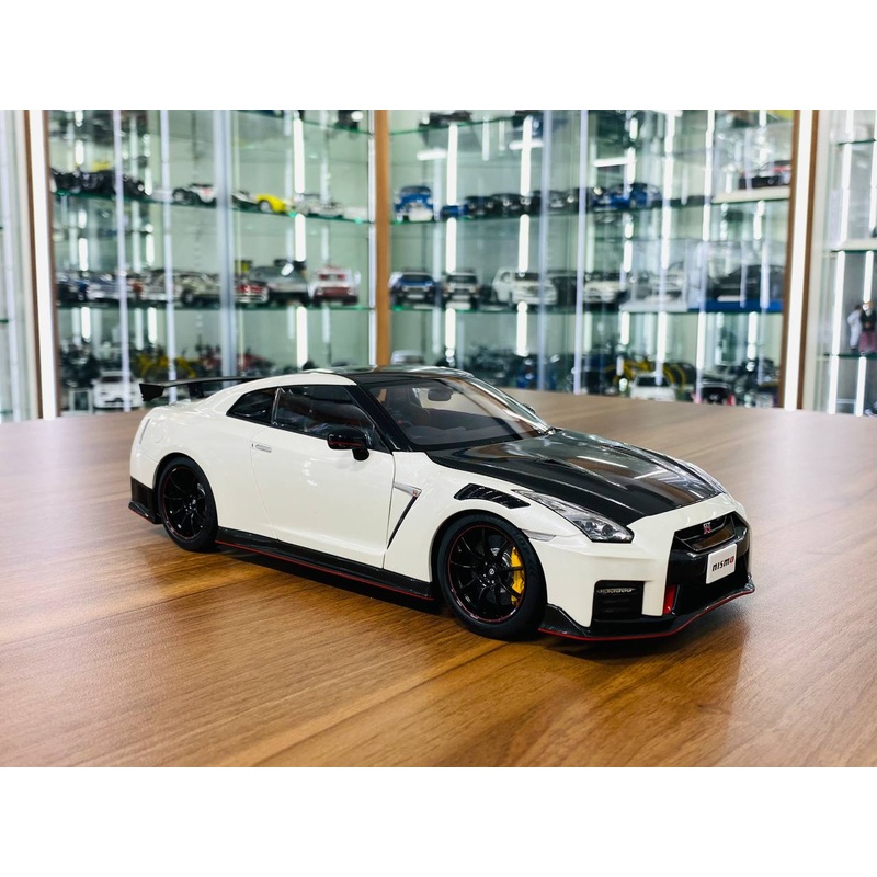 1/18 Diecast Model AUTOart Nissan GT-R R35 Nismo Pkg White/Carbon