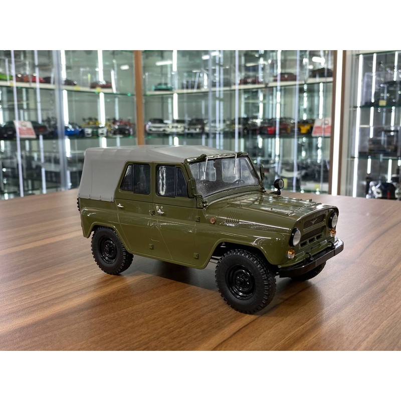 1/18 Resin UAZ-469 MCG Green Model Car