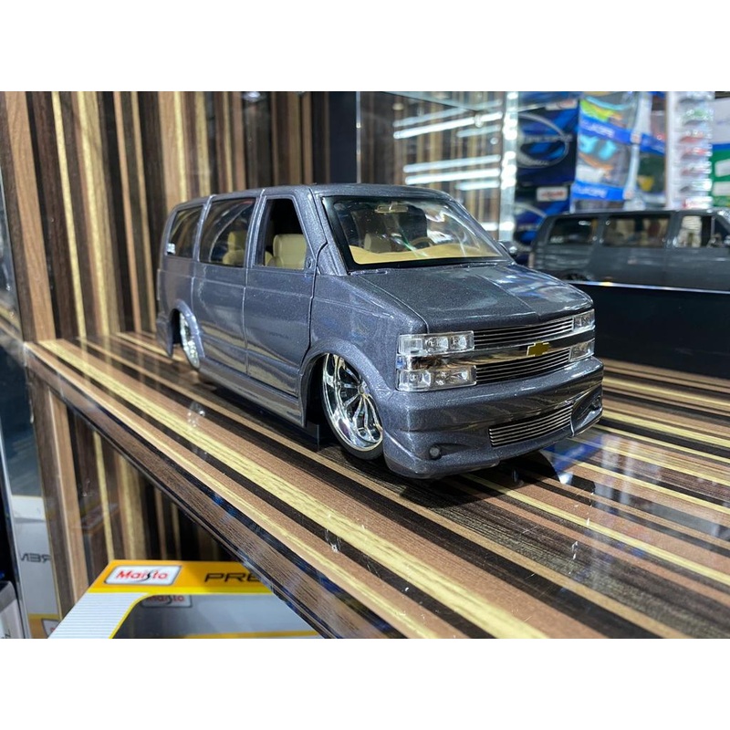 1/18 Diecast Chevrolet Astro Van Grey Model Car by Jada