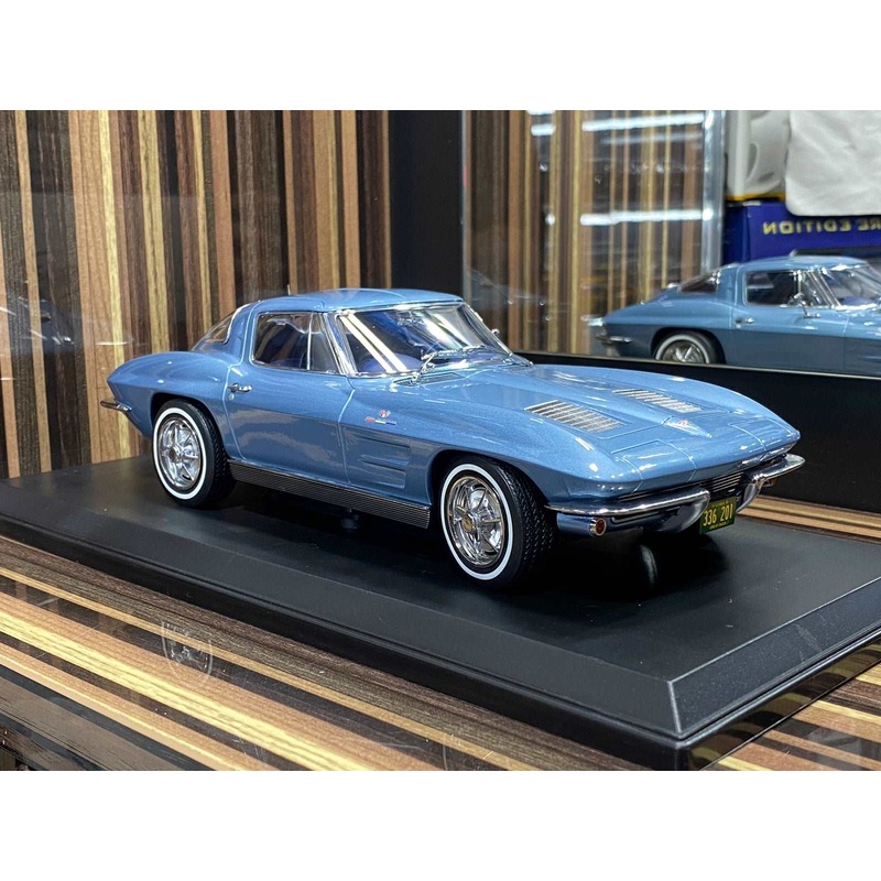 1/18 Diecast Chevrolet Corvette Sting Ray 1963 Blue Metallic Model car by Norev
