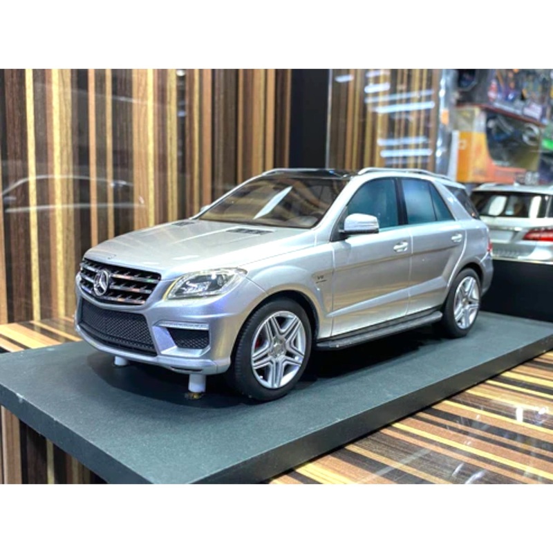 1/18 Diecast Mercedes-Benz ML 63 - Blue Scale Model Car