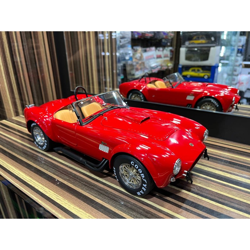 Kyosho Cobra 427C - 1/18 Diecast Model, All Opening - Red