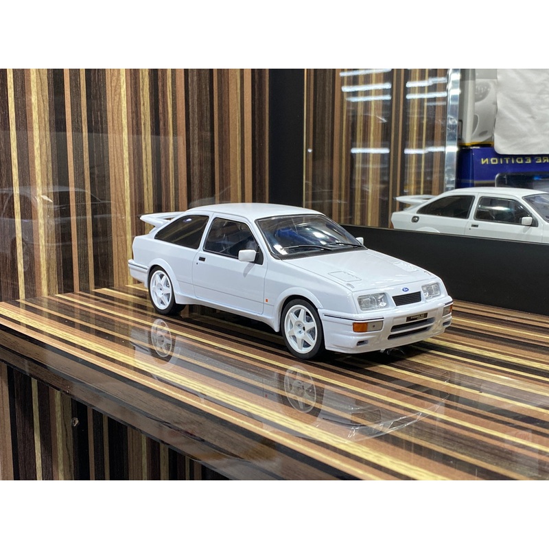 1/18 Diecast Ford Sierra RS Cosworth 1987 White Model Car by IXO