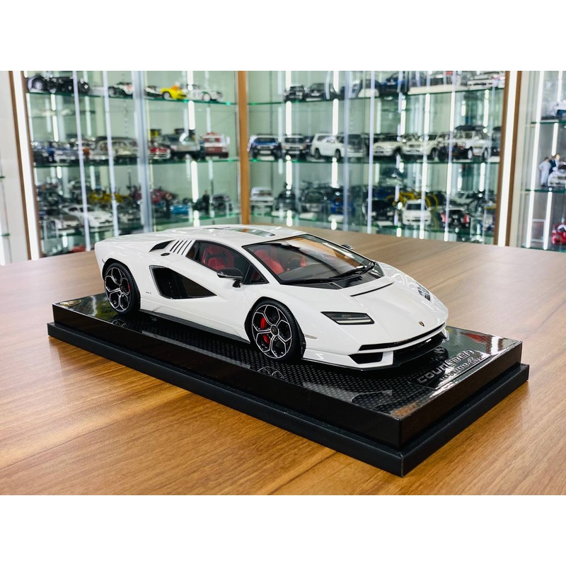 1/18 Resin MR Collection Lamborghini Countach LPi 800-4 in Bianco Siderale - Limited Edition