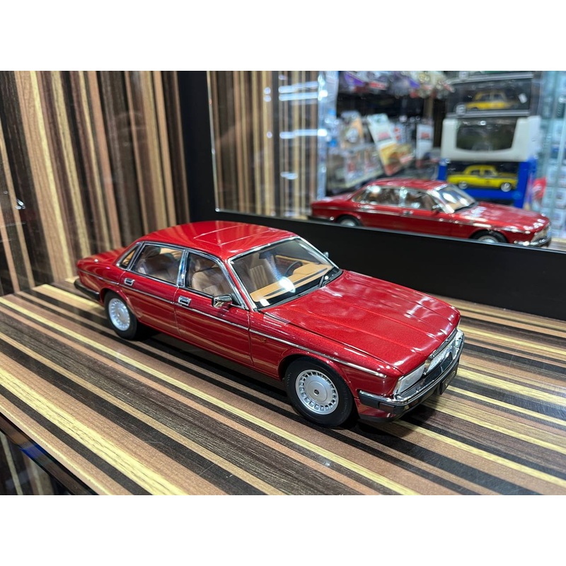 Almost Real Jaguar XJ40 - 1/18 Diecast Model, All Opening - Red