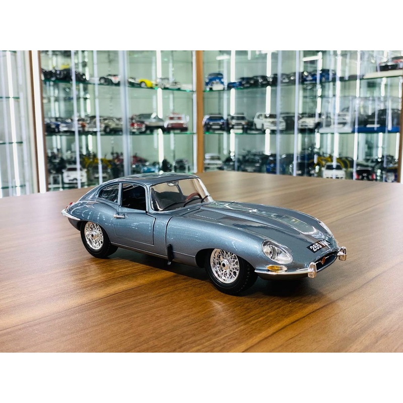 1/18 Diecast Bburago Jaguar E Type Coupe blue