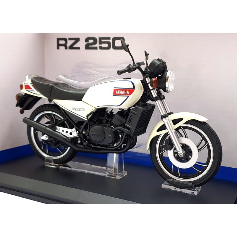 Aoshima 1/12 Scale 110416-3700 - Yamaha RZ 250 Motorcycle - Met. White