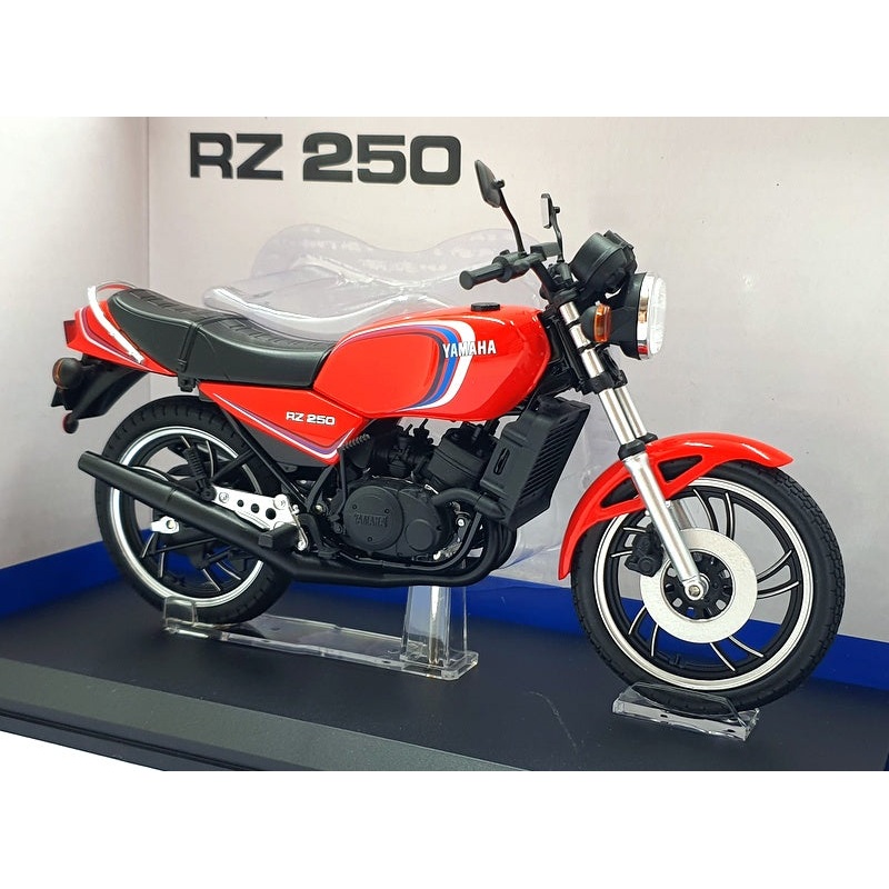 Aoshima 1/12 Scale 110430-3700 - Yamaha RZ 250 Motorcycle - Red