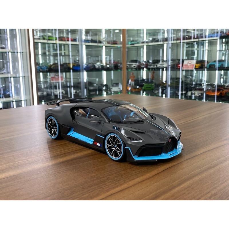 1/18 Diecast Bugatti Divo Matt Grey Bburago Scale Model Car
