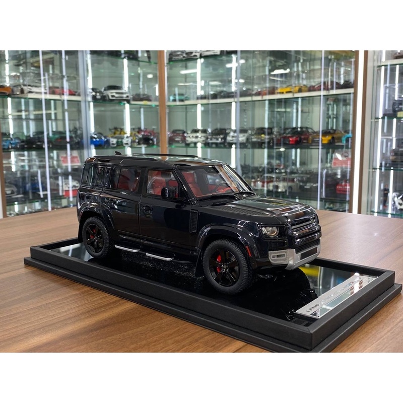 1/18 Resin MotorHelix Land Rover Defender 110 Gloss Black Limited 50 pcs