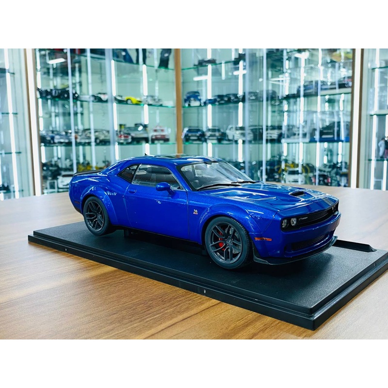 1/18 Solido Dodge Challenger R/T Scat Pack Wide Body in electric blue pearl
