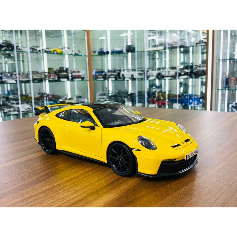 1/18 Diecast Maisto Porsche 911 GT3 yellow