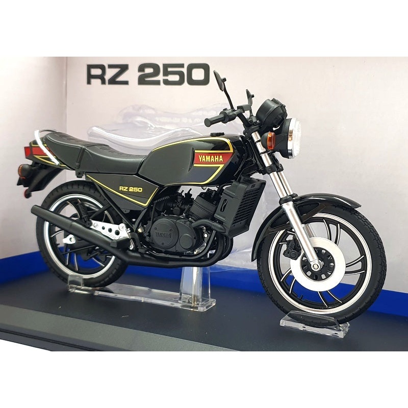 Aoshima 1/12 Scale 110423-3700 - Yamaha RZ 250 Motorcycle - Black