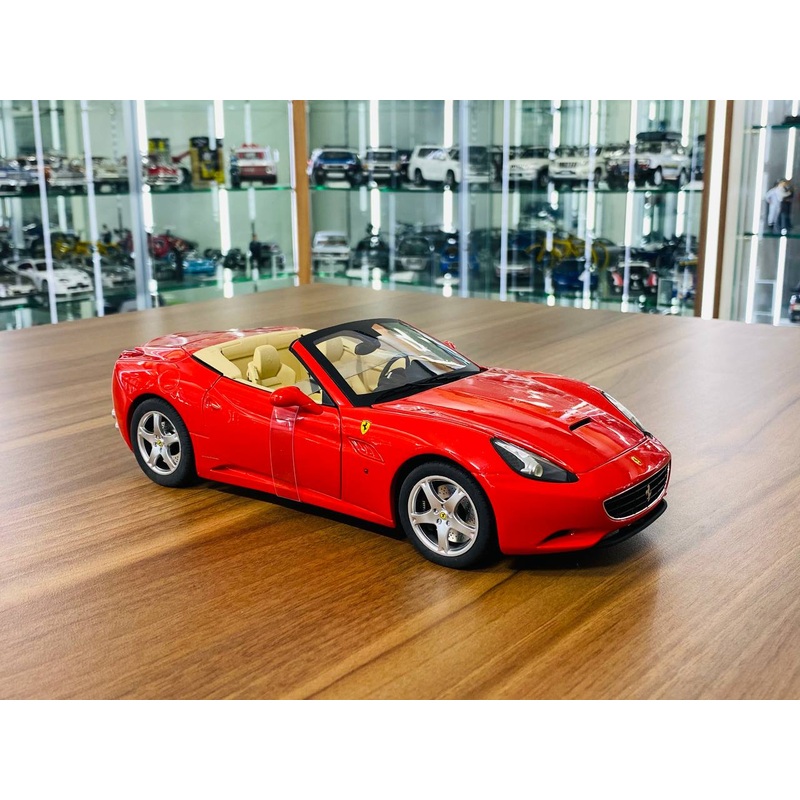 1/18 Diecast - Hotwheels Elite Ferrari California in Red/Beige