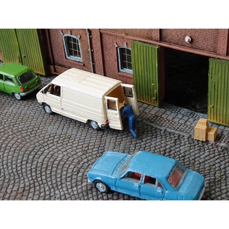 SET Renault Trafic T800 with delivery man